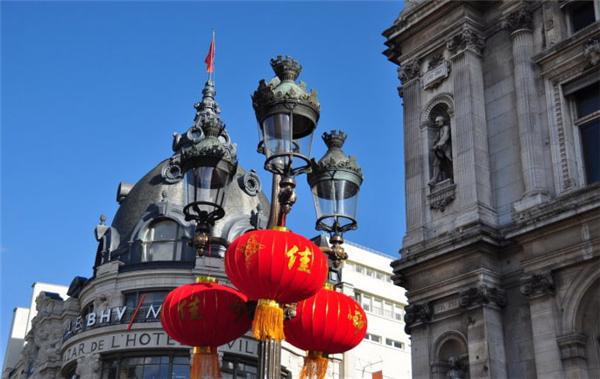 看世界丨普京\"狗狗年历\"庆中国狗年 巴黎\"包拯\"抢镜头