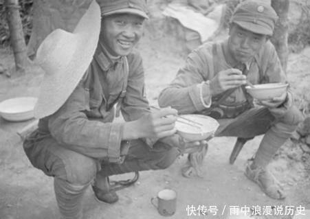 此人在1955年授衔时当众扯下肩章，到死下葬也不穿军装