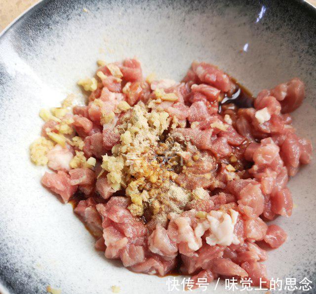 白菜猪肉水饺怎么调馅好吃?试试这样做,鲜香味