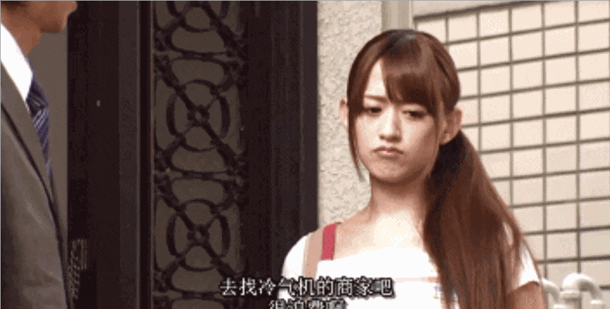 搞笑gif小伙子没钱就不要装大款请美女吃饭这下看你怎么办