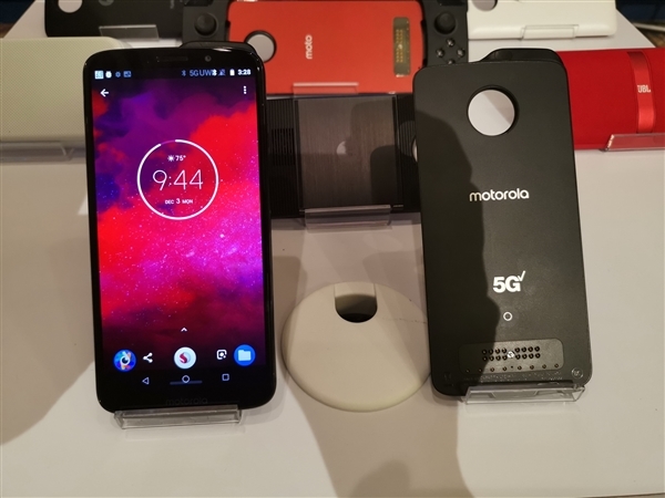 联想秀全球首款5g手机moto z3:模块升级 笔记本也能用