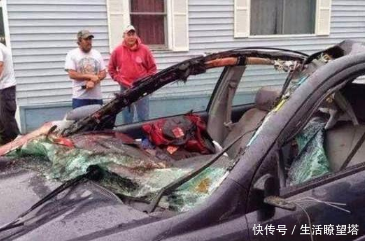 男子豪车停在家门口,突然听到一声巨响,出门一看让男子傻眼