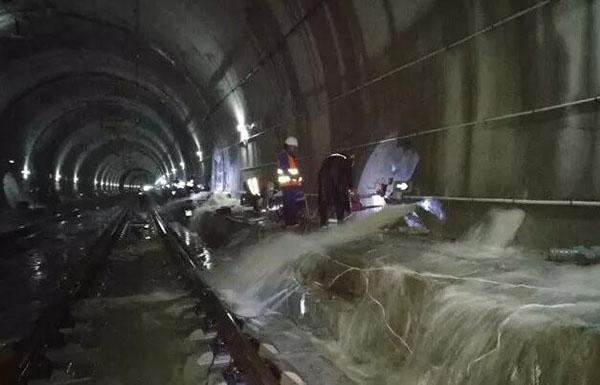 沪昆高铁一隧道导流洞塌方雨水涌入 多趟列车运行调整