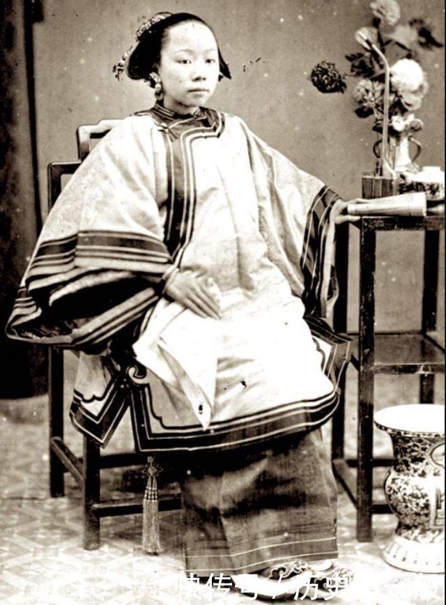 满族人入住中原,在服饰上控制汉族人,但有四种