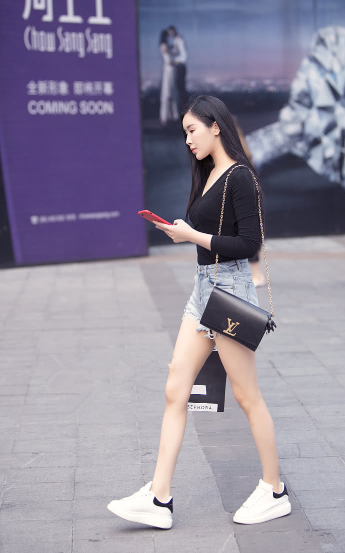 街拍:成都街头的短裤美女,图四一看就是老司机的最爱!