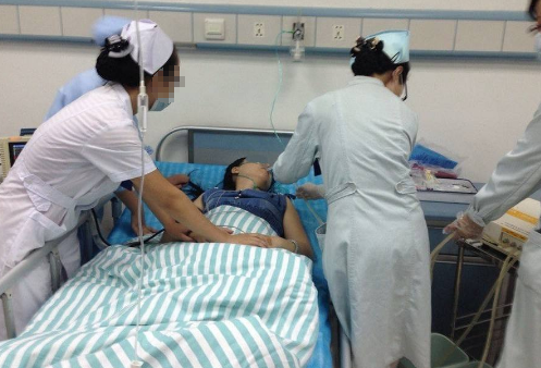 男子因羡慕女儿吸奶,跑妻子胸前也吸奶,结果妻子被送医院抢救