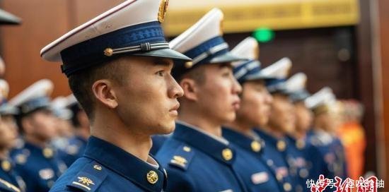 消防新制服为啥是火焰蓝应急部体现职业责任