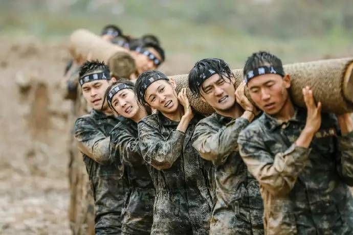 综艺啪啪啪 | 杨幂黄子韬趴泥地里吃饭,张艺谋出