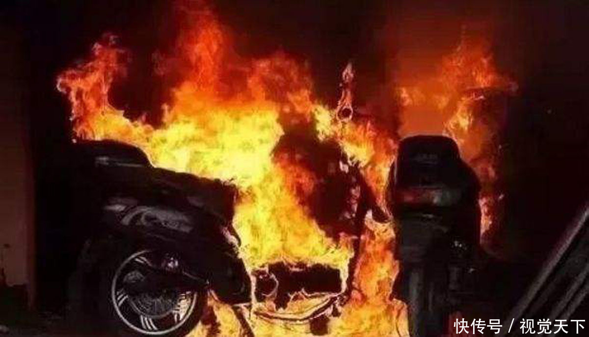 德州一男子楼道违停电动车 持砖头威胁民警被