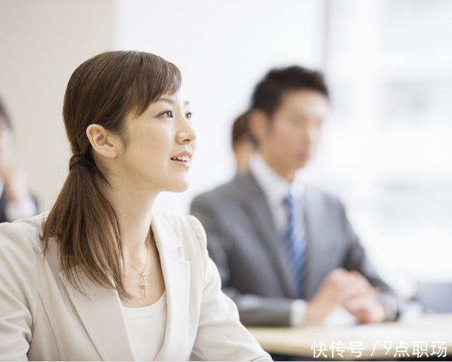 女同事父母来访,她让我假扮男友一起聚餐,结账时我傻在原地