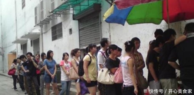 老奶奶在深巷子卖麻辣牛杂,20元一小碗没人嫌贵,食客排长队购买 澳门星际娱乐的网址