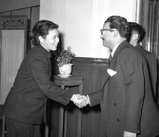 我国第一代女外交官:毛主席口中的美女,章子怡