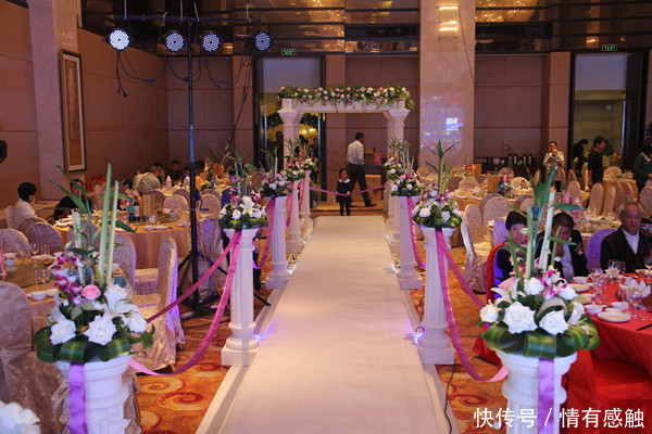 前妻再婚,我去参加婚礼,宴席间我说一句话,她们两家人不欢而散