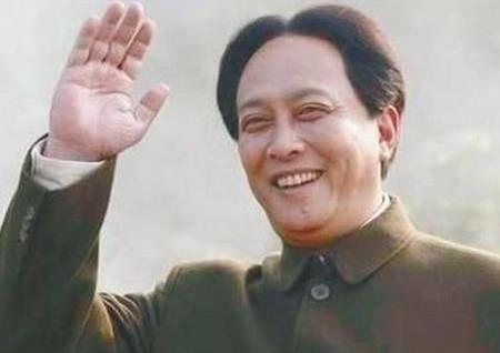 网友在医院遇见唐国强夫妇唐国强挺着将军肚,