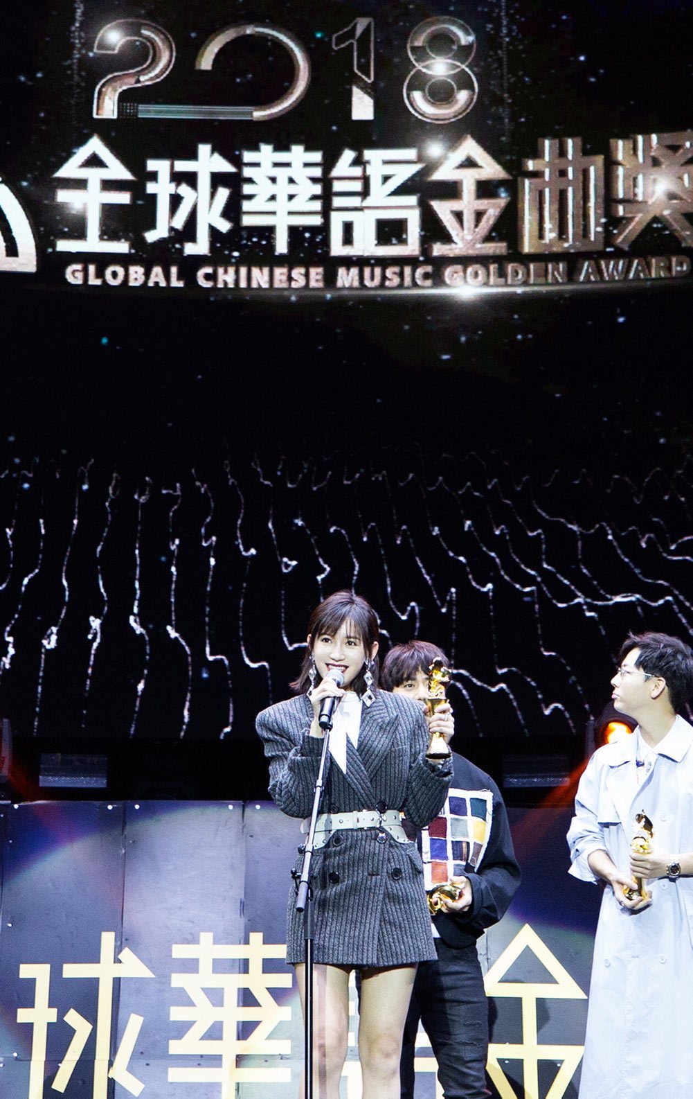 苏青西装亮相全球华语金曲奖 凭《相忘》摘得最具影响力剧集歌曲