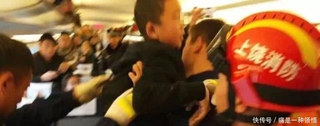 熊孩子!上饶一小男孩脑袋被卡在高铁座椅下