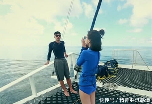 还在说周冬雨身材不好?看到她泳装漫画腿,百