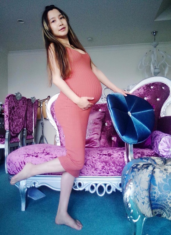 晒出艾梦萌怀孕时的大肚照,从艾梦萌微博看,她七月就已经晒出该组照片