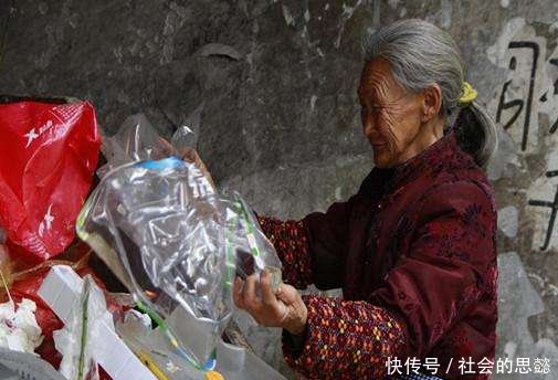 老太去银行换钱,工作人员感觉很可疑,报警后发