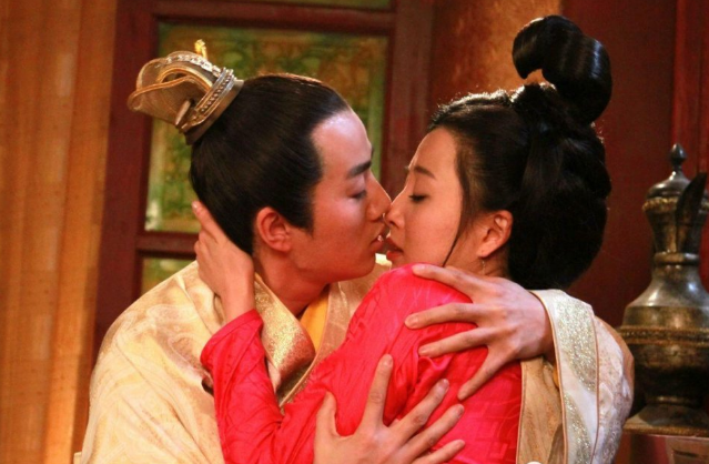 古代皇帝结婚年龄只有十三四岁,他们是如何学会造小人的啦?