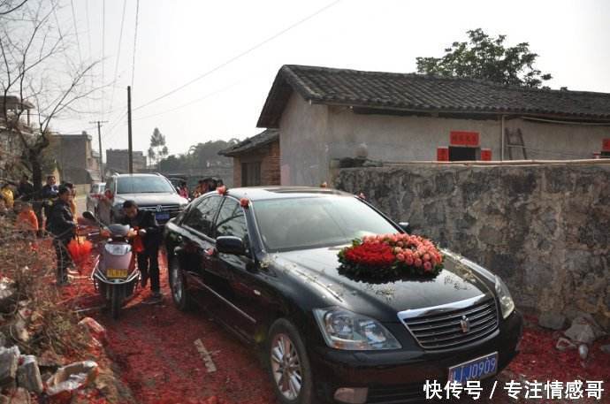 农村新娘刚下车,婆婆就给了她一巴掌,新娘含泪独自离开