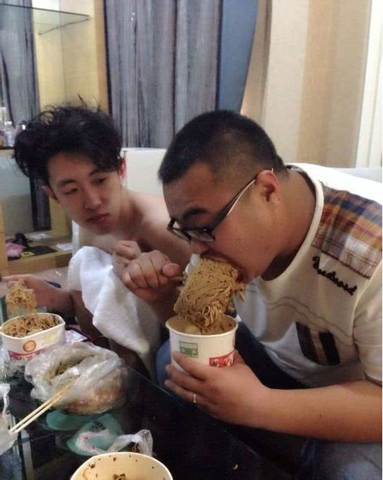 猜成语衣衫_看图猜成语(3)