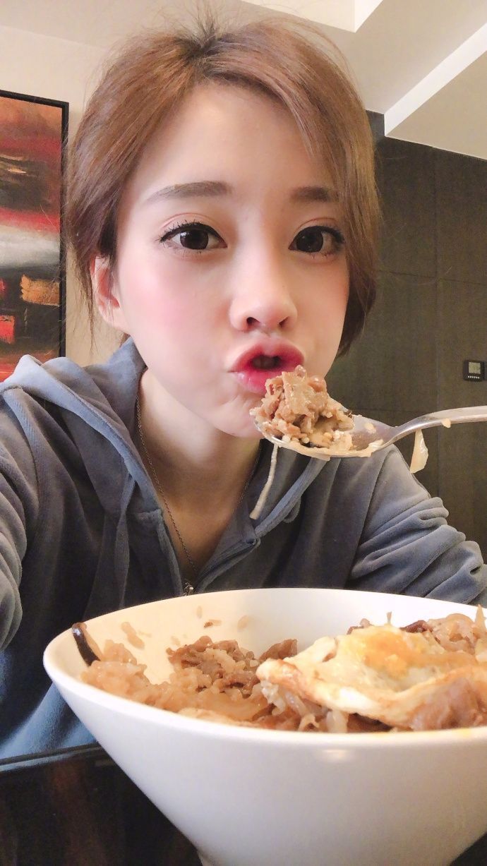 冯提莫微博晒出男友视角美食照,引700万网友