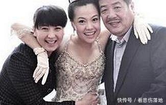 闫学晶全家近照曝光,丈夫家财万贯,小沈阳都是