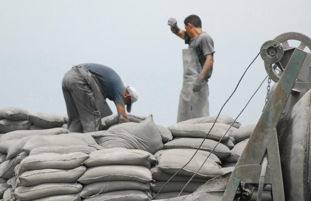 人外出吃饭, 老汉质问为啥多收30元, 服务员一