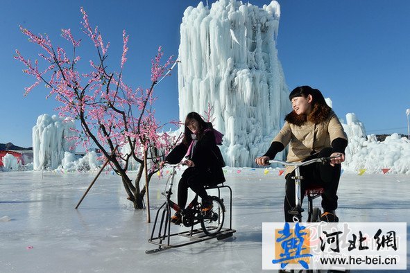 承德游客在冰雪乐园体验冰上自行车(图)