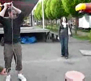 趣味内涵动态图:穿这么前卫啊,小姐姐
