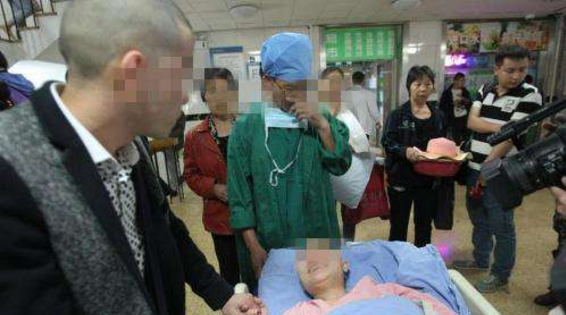 女子怀孕5个月，夫妻一起“剃光头”！老板: 不收你们钱！