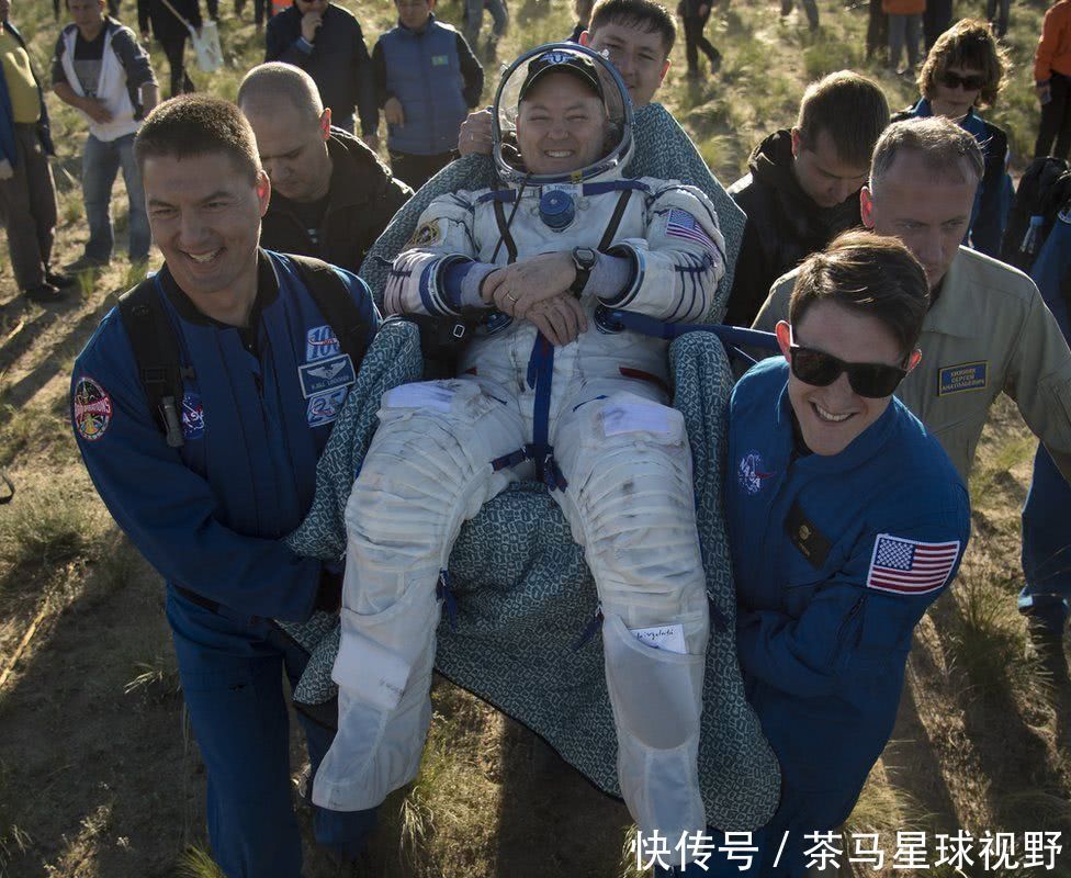 哈萨克大草原壮观景象,联盟号宇宙飞船搭载三名宇航员成功降落