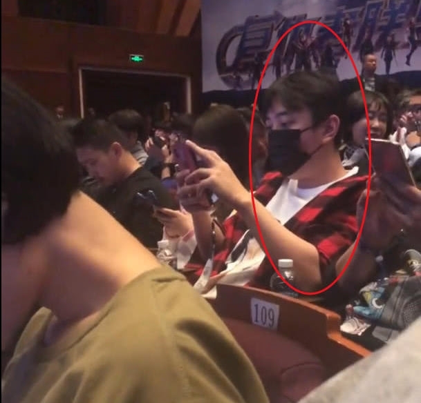 王思聪携新女友现身复联4发布会,看清女友容貌