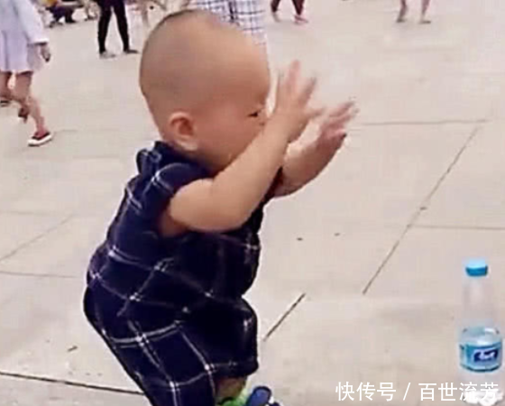 两岁的小宝宝随着大妈的脚步跳起了广场舞,那