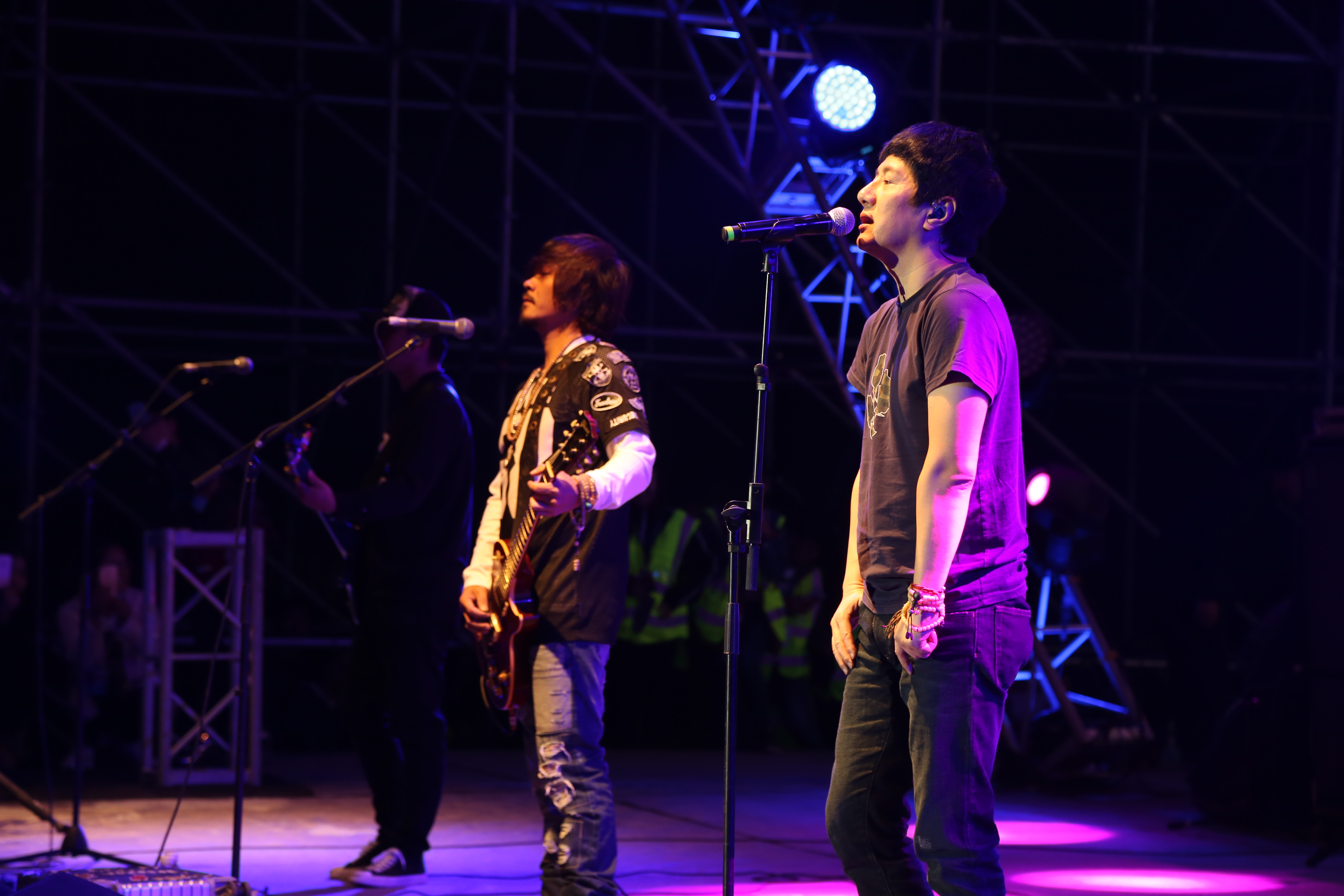 郑钧、谢天笑领万人狂欢 近40组歌手乐队激情开躁