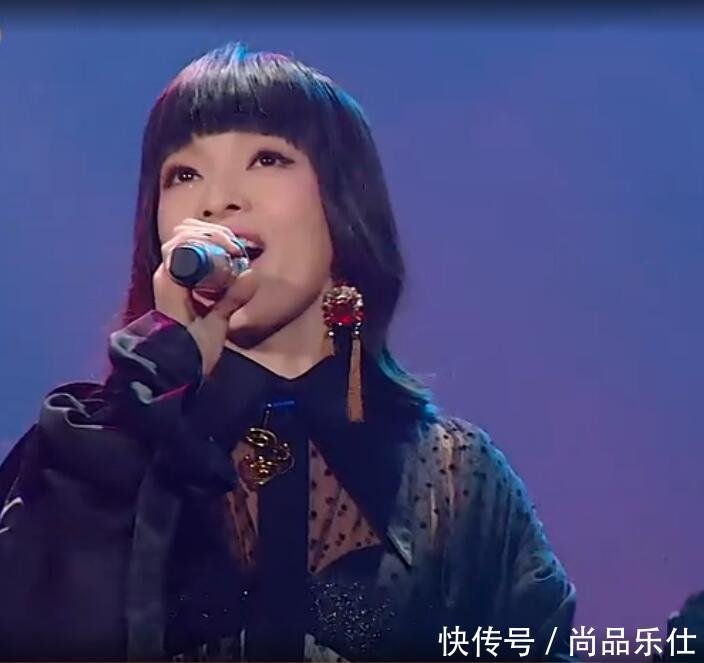 她的歌令观众心酸,她的坚强让人赞叹,经过风雨