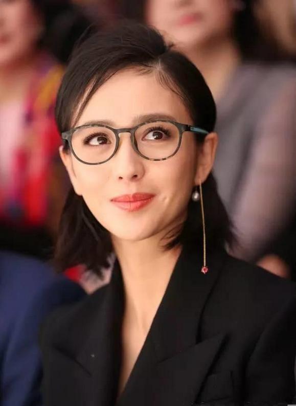 佟丽娅和叶一茜同是34岁,同穿黑西装却一个是女神一个图片