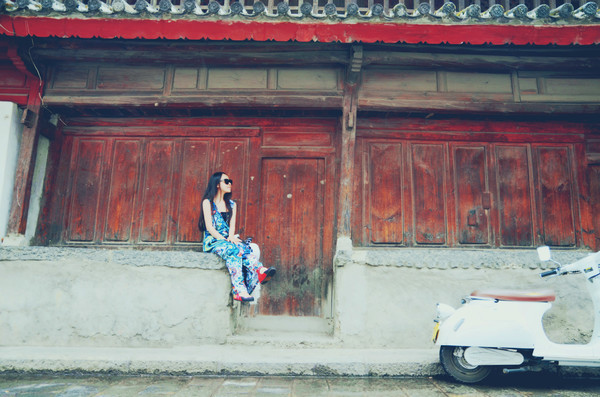 丽江只需要一个黄昏,看海棠花如何从身边飘落