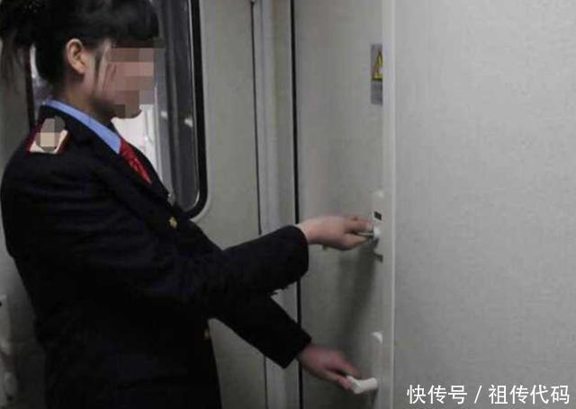 男子抱5岁女孩进厕所2小时未出，乘警强制开门，看到一幕流泪了