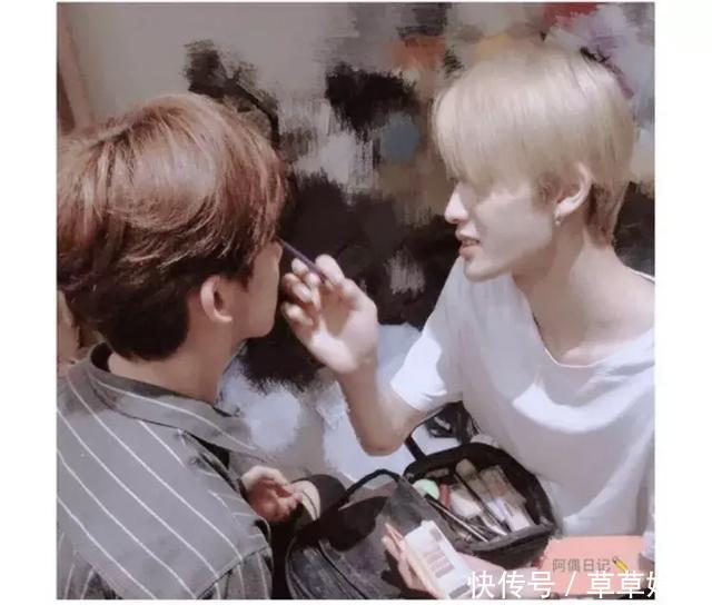 蔡徐坤眼影唇膏&朱正廷化妆包,练习生们的面