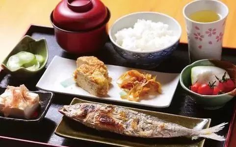 大家发现没,日本街头没有卖早餐的!