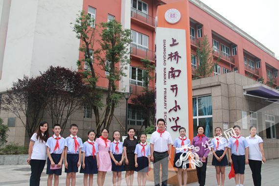 沙坪坝区委书记王越慰问上桥南开小学 现场赠书祝孩子们节日快乐