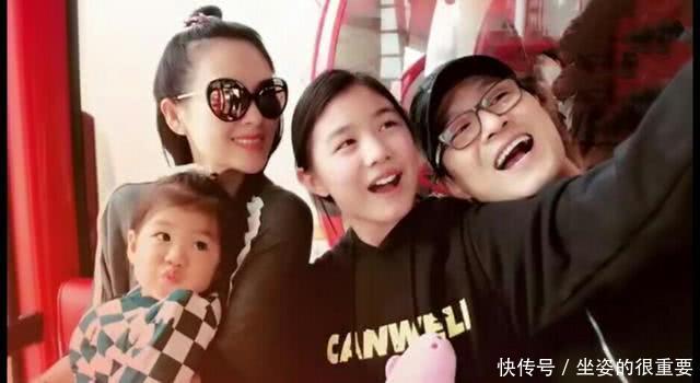 章子怡一家四口颜值好高,女儿醒醒长开了,比亲