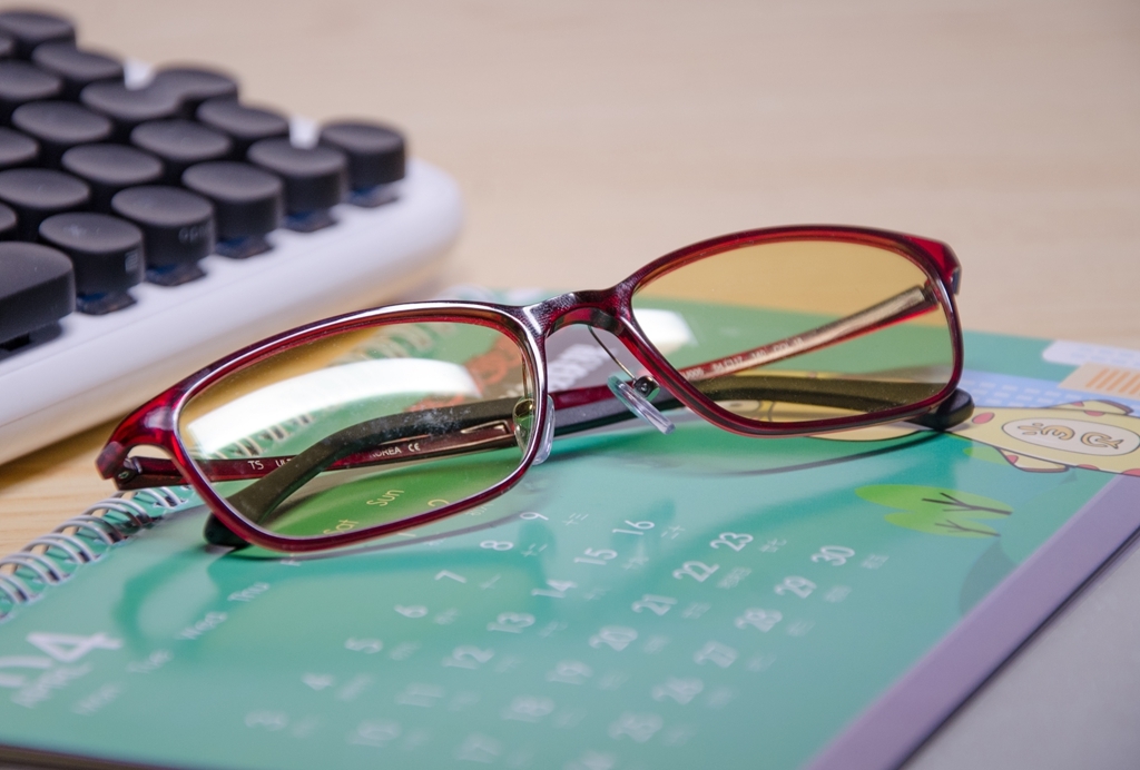 蓝光眼镜 t01435bccd7341c3705.jpg?size=1024x692