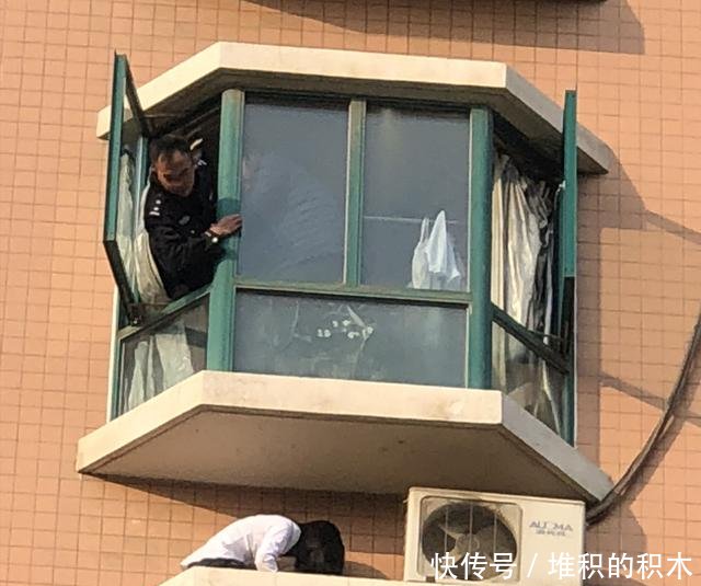 西安一20岁女子欲跳楼轻生 金花路派出所联合