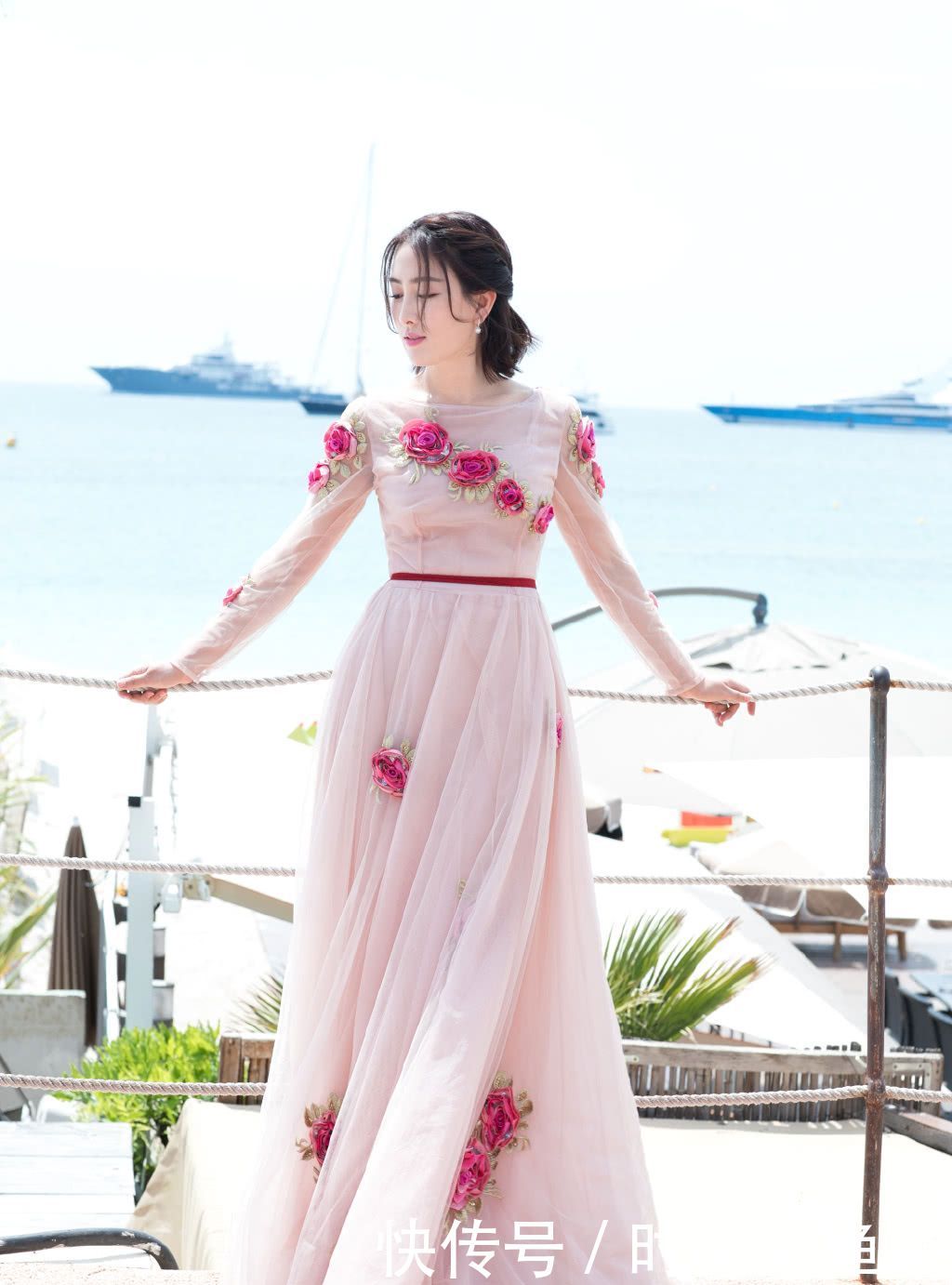 马苏一套仙女裙粉嫩可爱,看到胸前四朵花,网友