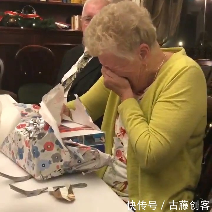 生日礼物收到任天堂Switch,这位80岁老奶奶喜