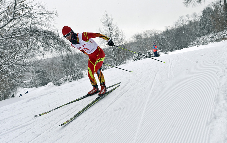 女子越野滑雪赛:中国队老将李宏雪位居第六