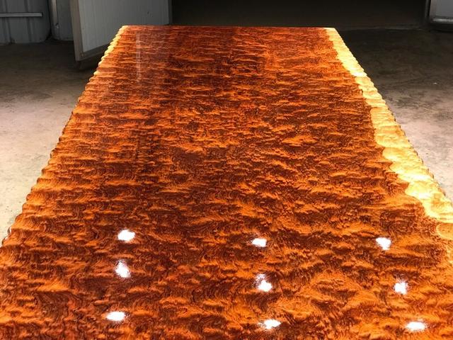 975斤大板是什么概念?北京富豪家门停吊车,百